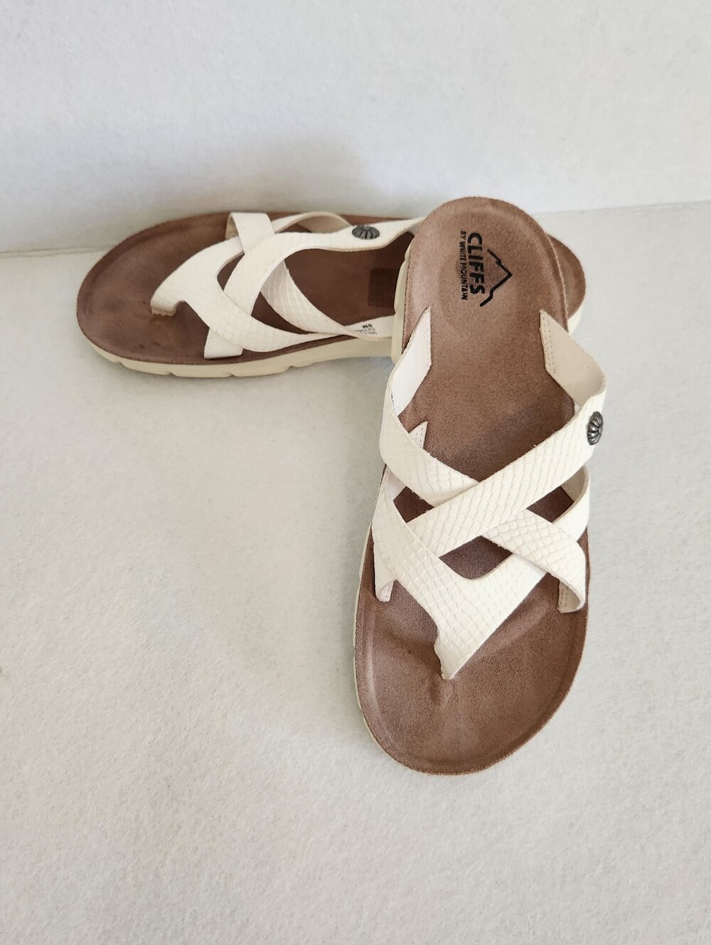 Cliffs by WHITE MOUNTAIN White Crisscross Slide Sandals Size 8